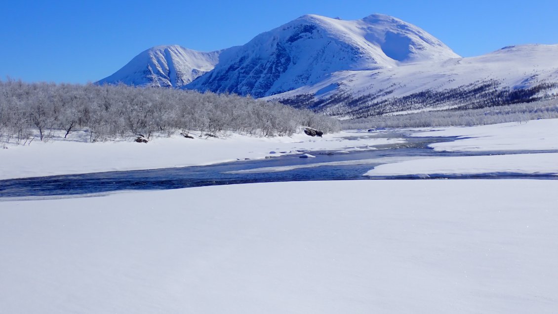 La rivière a repris sa place. déjà infranchissable...