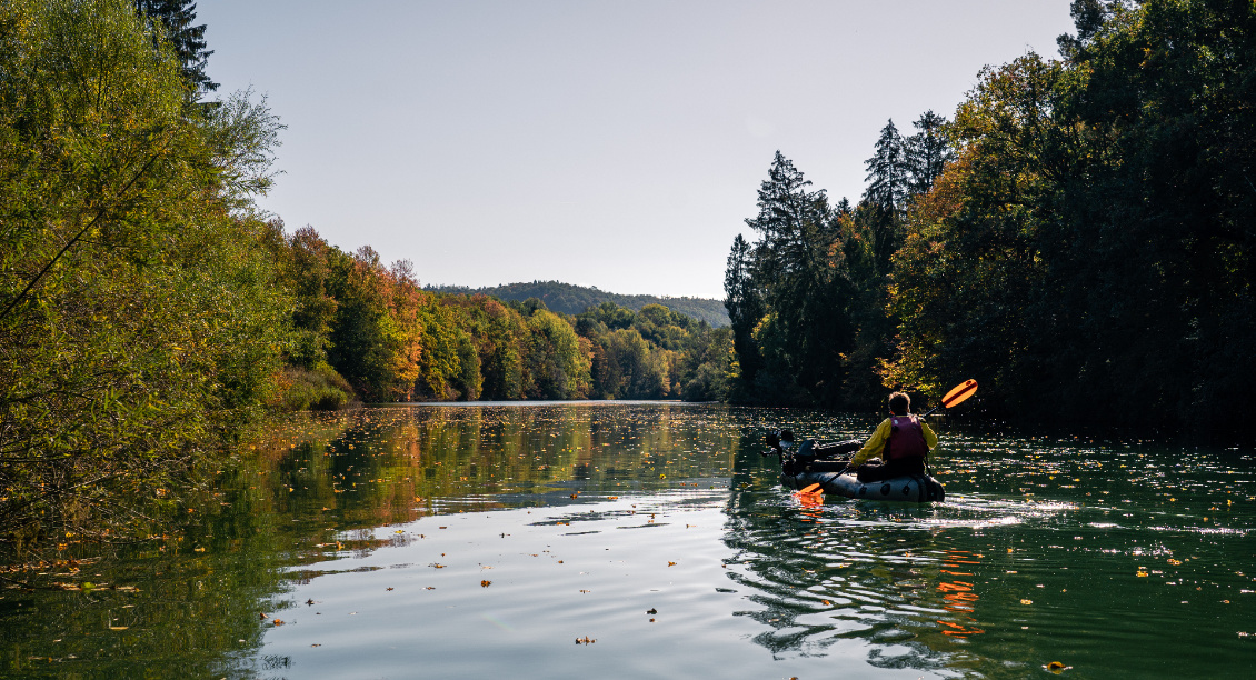 Même la surface de l'eau porte les couleurs d'automne.