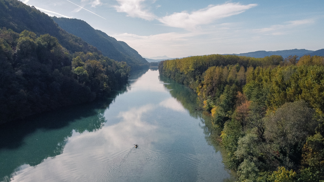 Sur le Vieux-Rhône, juste en aval du barrage de Savières.