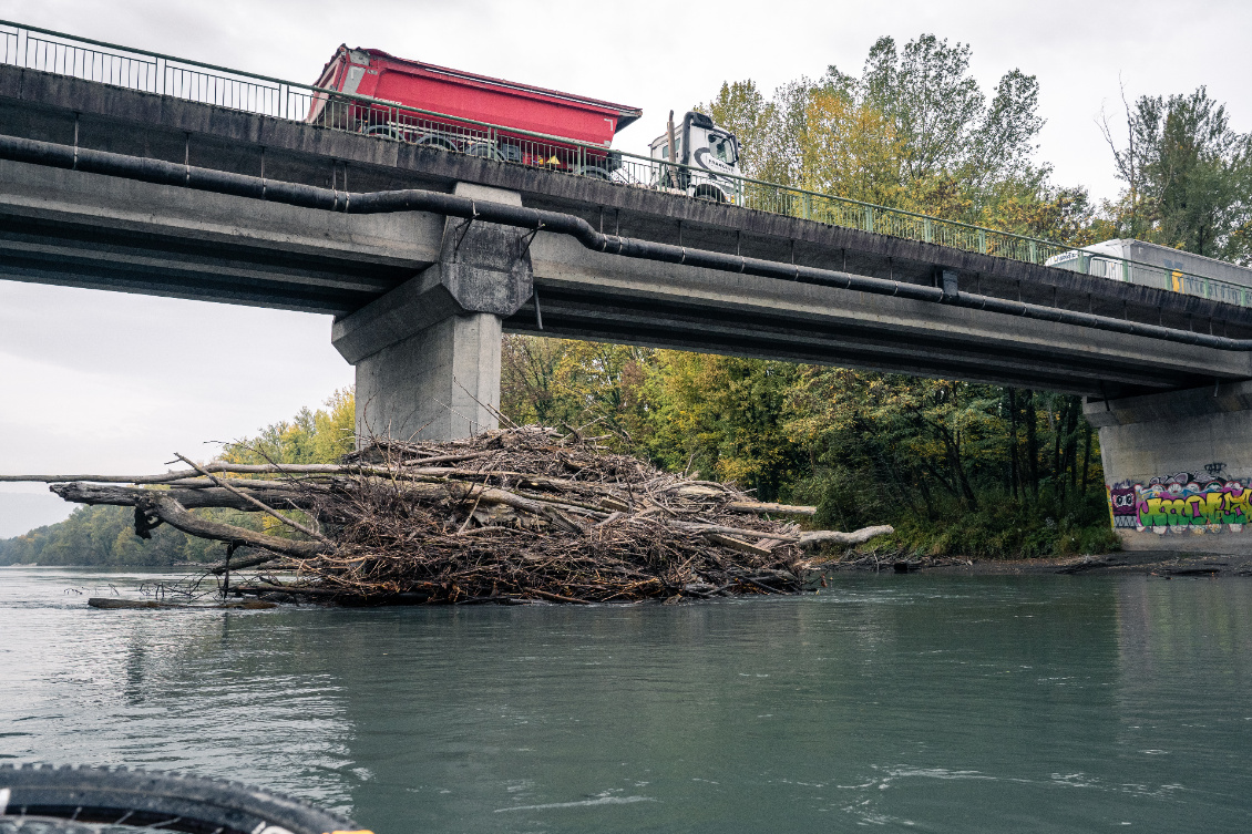 Les crues peuvent charrier de belles quantités de bois mort !