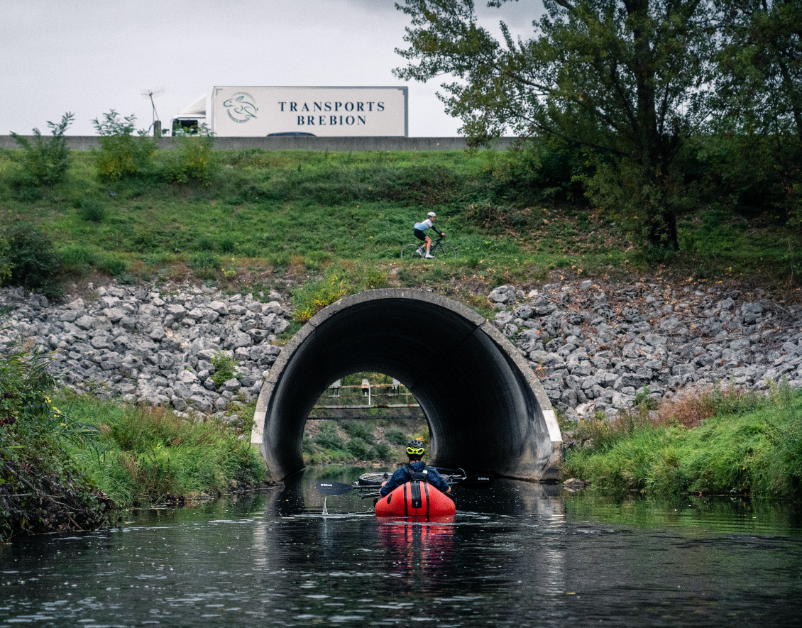 Passage multi-modal : packraft, vélo, voiture.