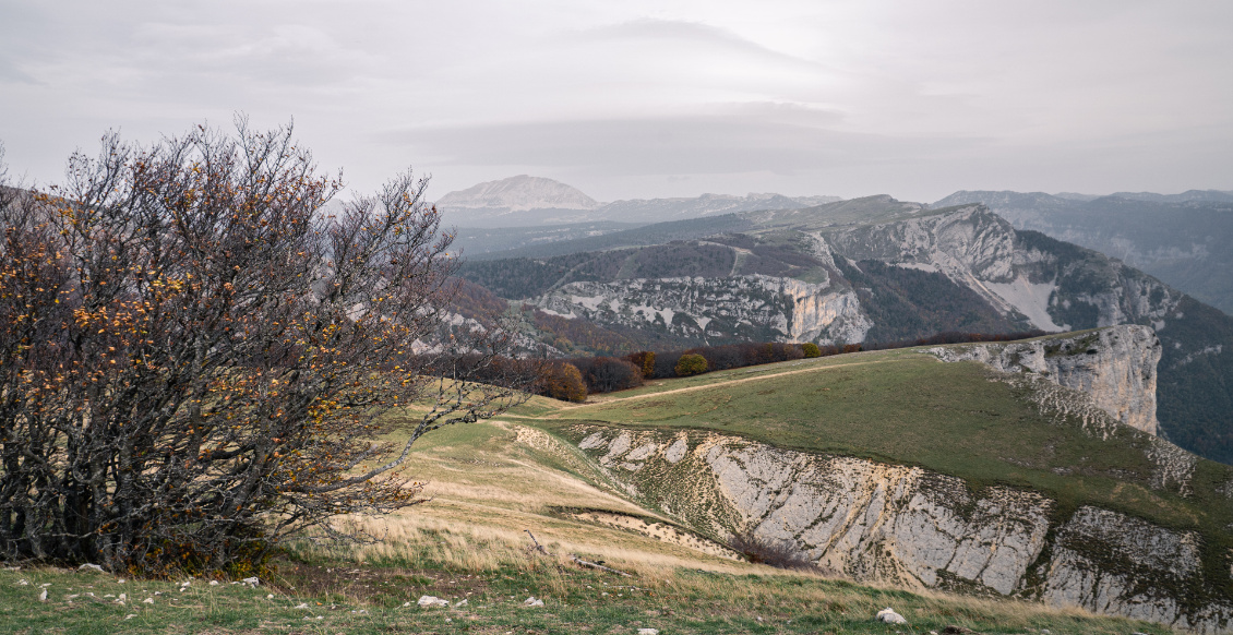 L'ambiance est lugubre ! Tout au fond, on aperçoit le Grand Veymont, point culminant du Vercors. La descente dans la vallée de la Drôme s'annonce très bonne...