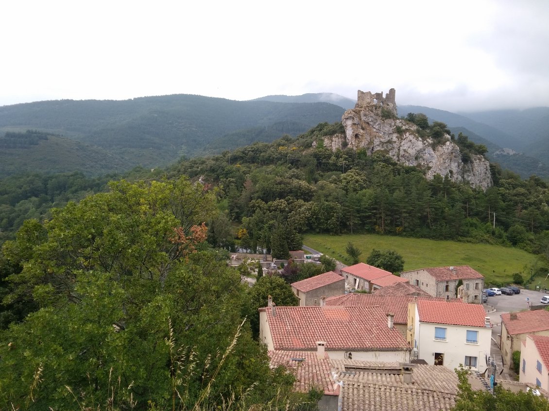 Ruines du château à Fenouillet