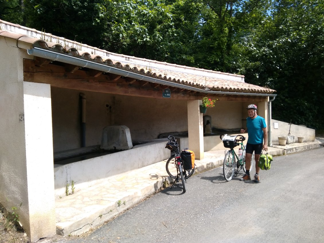 Pause déjeuner au lavoir d'Artigs