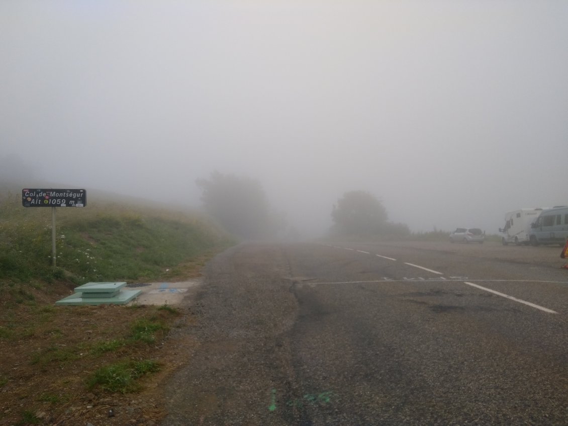 Arrivée dans le brouillard du col de Montsègur