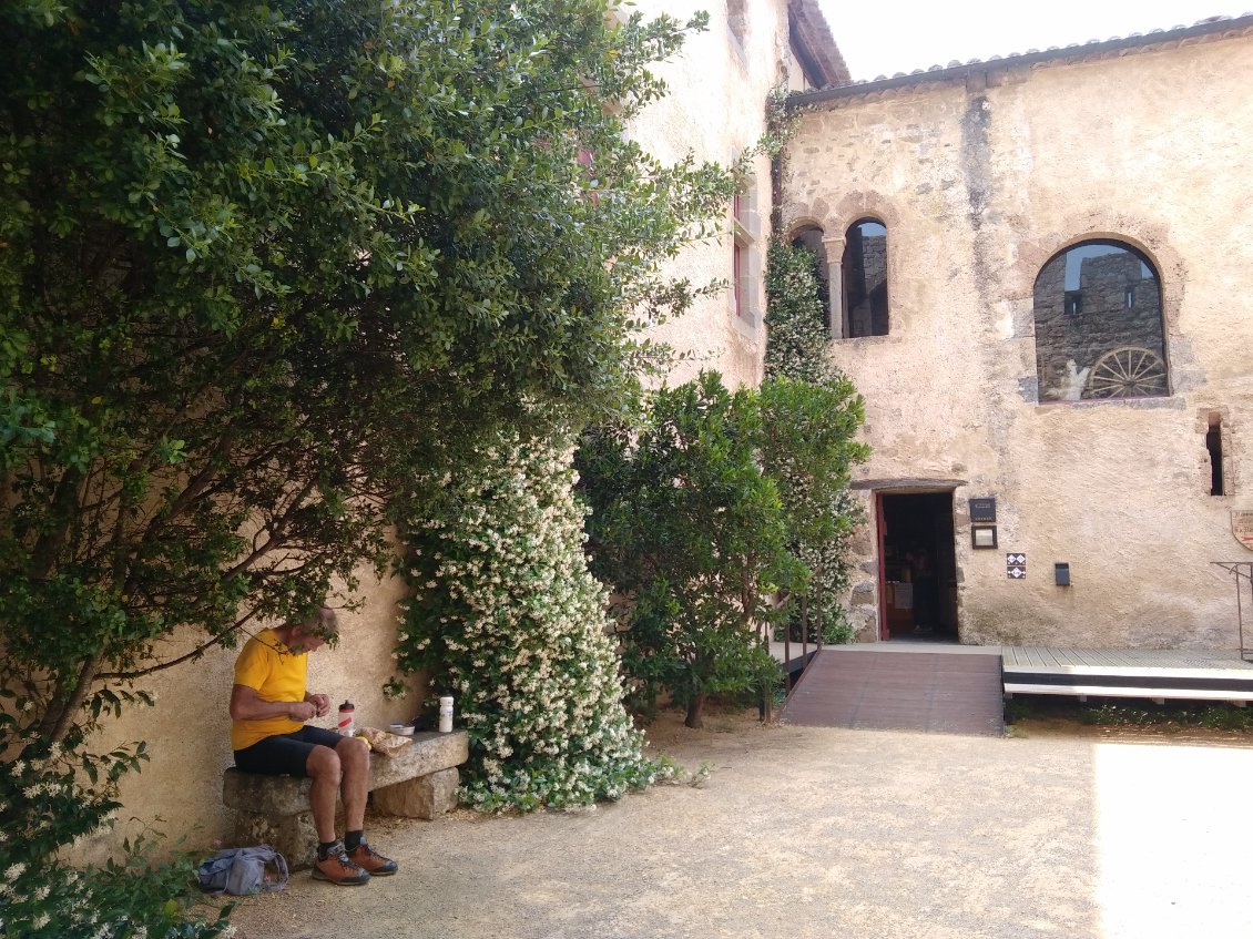 Pique nique dans la cour du château de Villerouge