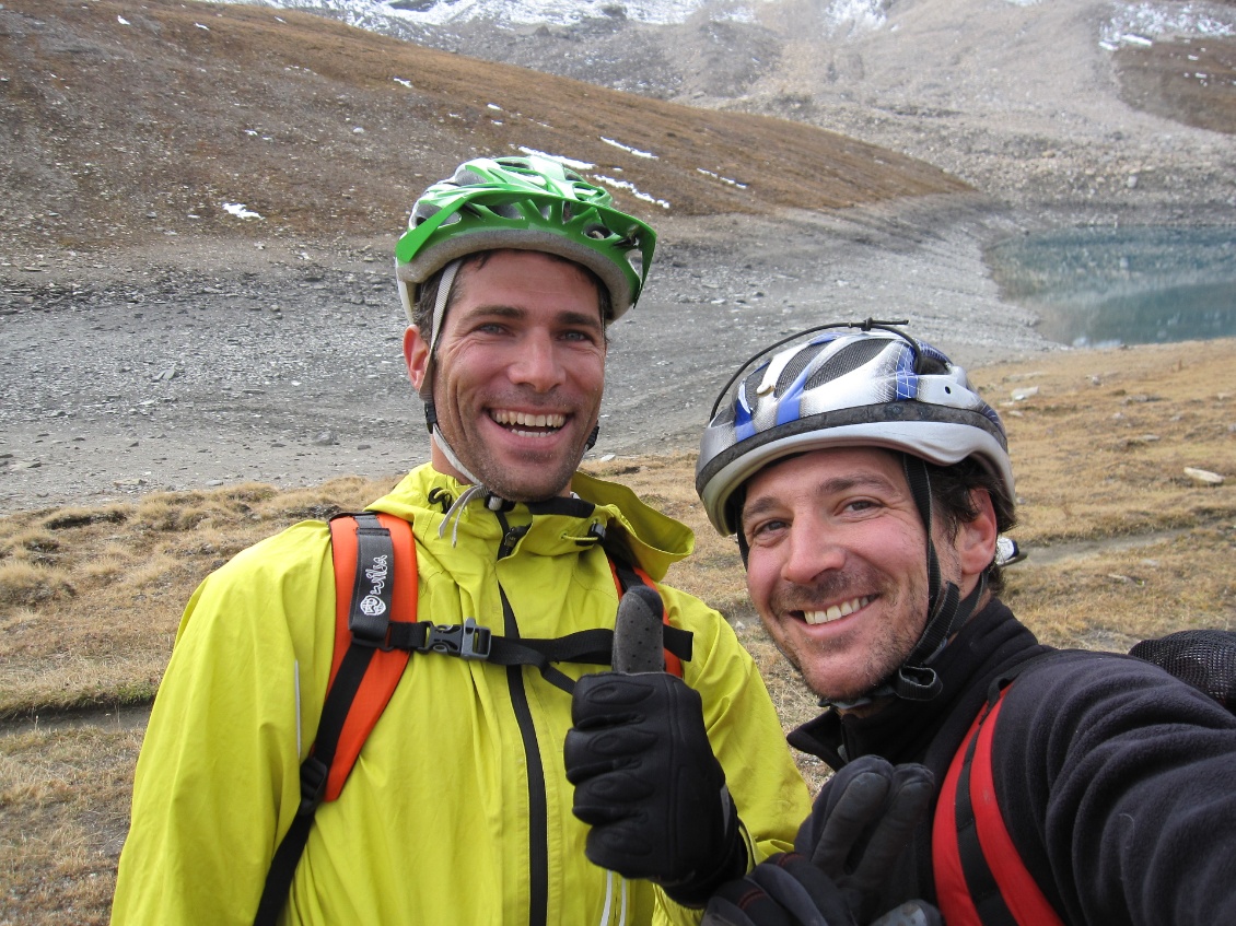 Bon, on est contents, je ne me souviens plus pourquoi... C'était il y a 13 ans ;-)
Peut-être tout simplement parce qu'on fait du pur VTT dans un pur spot !