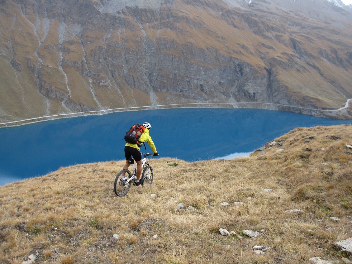 Arrivée sur le lac de Moiry