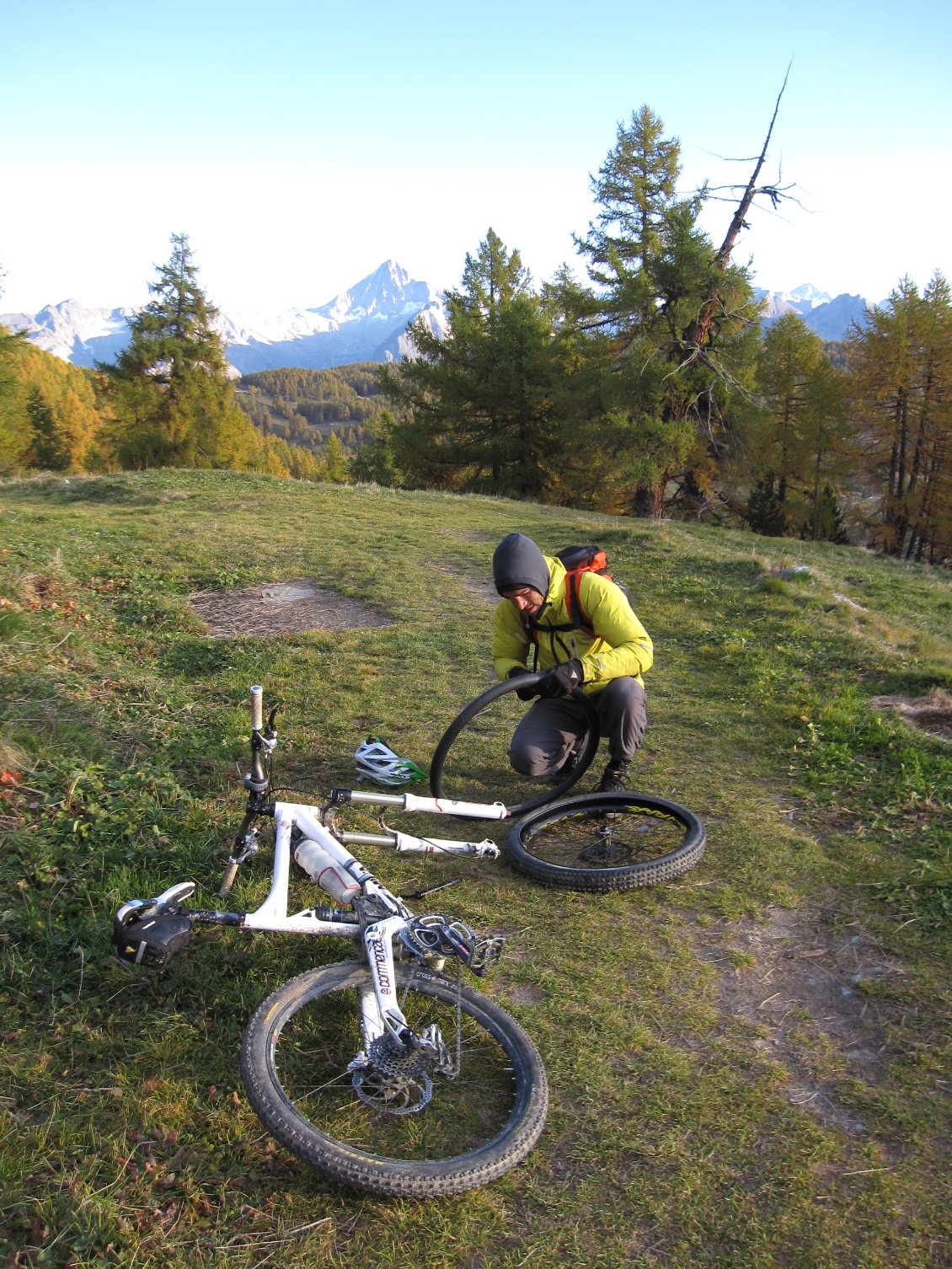 Alors on va commencer la journée par une petite réparation, une chambre à air sur un VTT ?!? Incroyable, le monde a changé en quelques années !