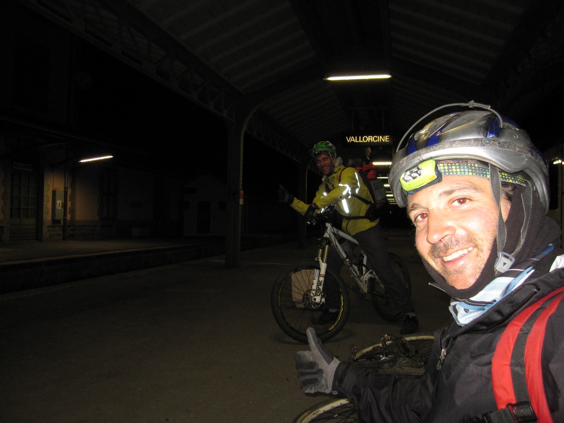 Et petite blague à la française, notre train s'arrête là parce que c'est la grève SNCF en France, on finit le petit bout à vélo, dans la nuit avec les cerfs qui brament comme des fous !!!!