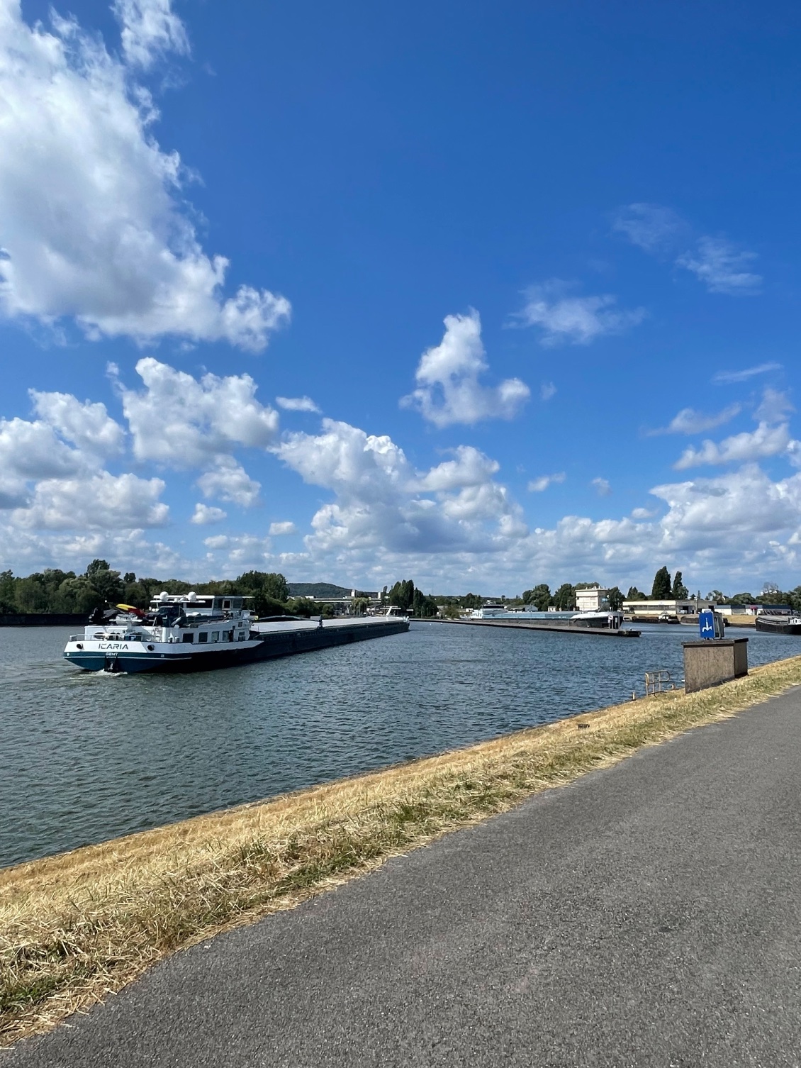 Une longue péniche