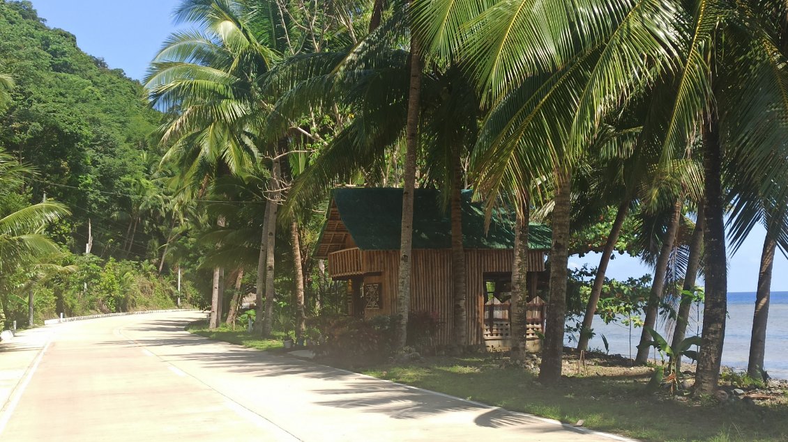 Juste parceque j'aime bien cette maison, en bord de mer.