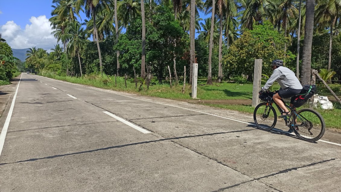 Sur la route principale qui fait le tour de Sibuyan.