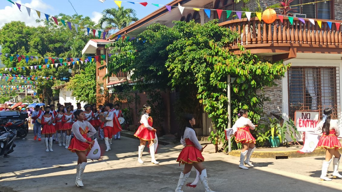 Au départ de Magdiwang, au petit matin le carnaval continue avec le défilé.