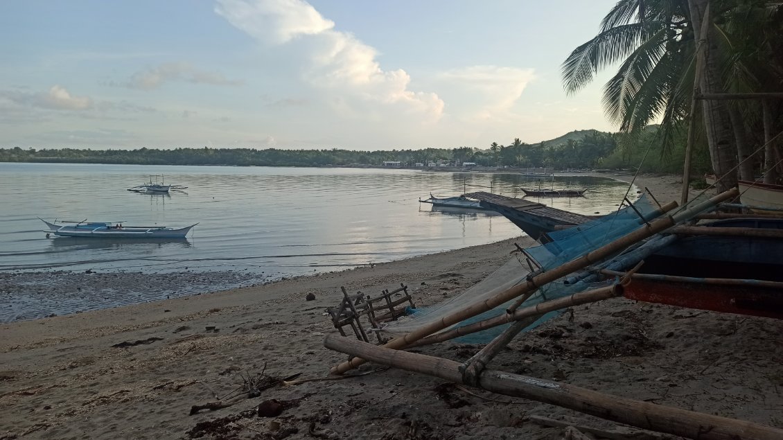 Sur l'île de Tablas les plages sont occupées par les pêcheurs, il n'y a pas l'ombre d'un touriste.