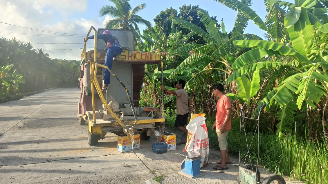 Cette jeepney est transformée en machine mobile "Rice Milling" pour préparer les grains de riz (je ne connais pas le terme exact en français). Sur la photo : le propriétaire de la machine, un manutentionnaire, et le récoltant en t-shirt orange.