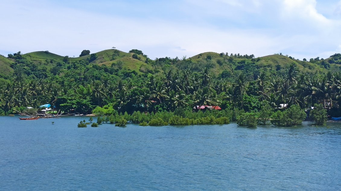 La baie de la petite ville de Santa Fe au sud de l'île.