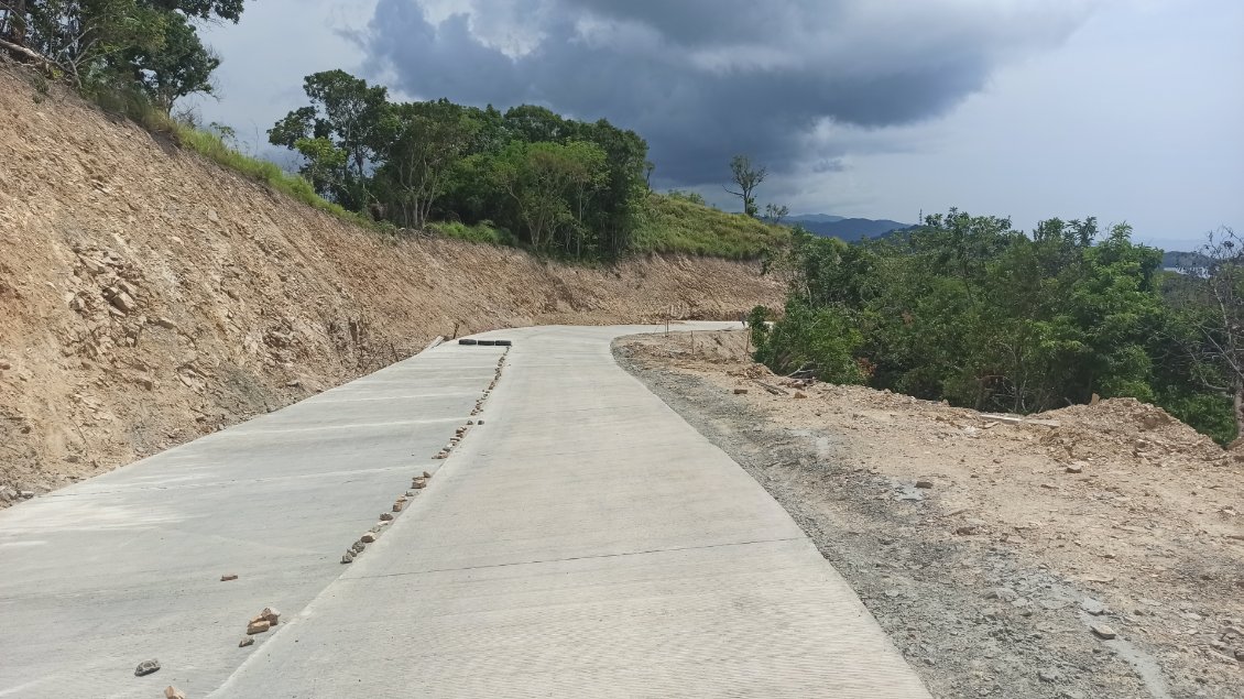 Voici la mauvaise nouvelle : le petit chemin au sud de l'île est en train d'être remplacé par une route. Plusieurs des villages traversés vont soit disparaître, soit perdre leur âme.