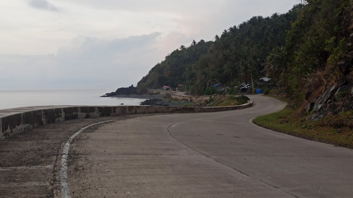 La route de la côte Est de l'île est nettement fréquentée que la côte Ouest.