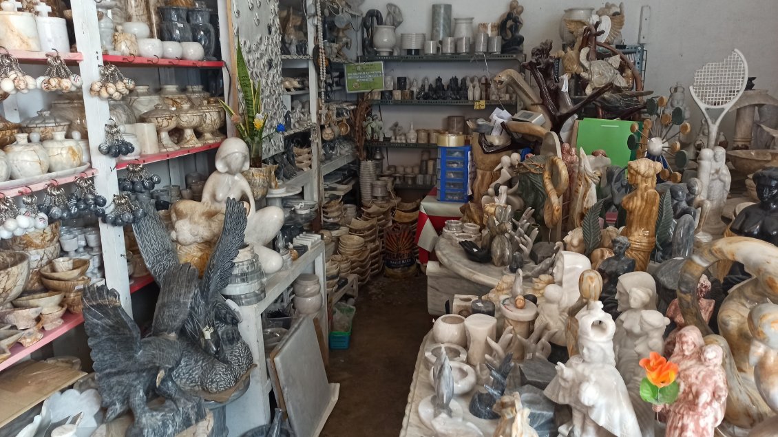 Romblon est connu pour son marbre utilisé dans la construction et pour les sculptures. Dans le centre-ville des boutiques proposent des statues pour une dizaine d'euros.