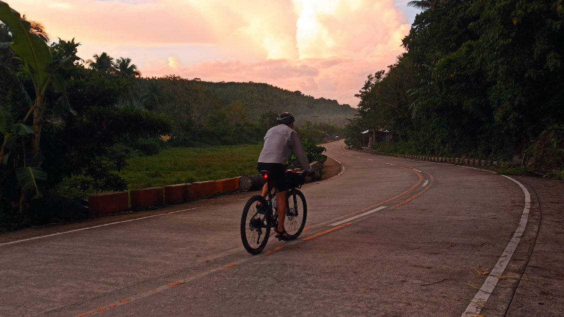 Pour le tour de l'île de Romblon les affaires sont restées au logement. C'est un plaisir de retrouver un vélo allégé.