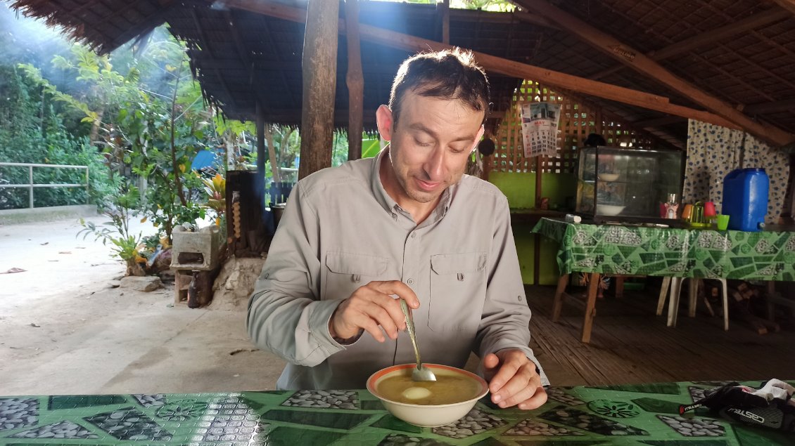 Arrêt dans une "carinderia" pour manger une soupe au riz avec un oeuf ("lugaw").