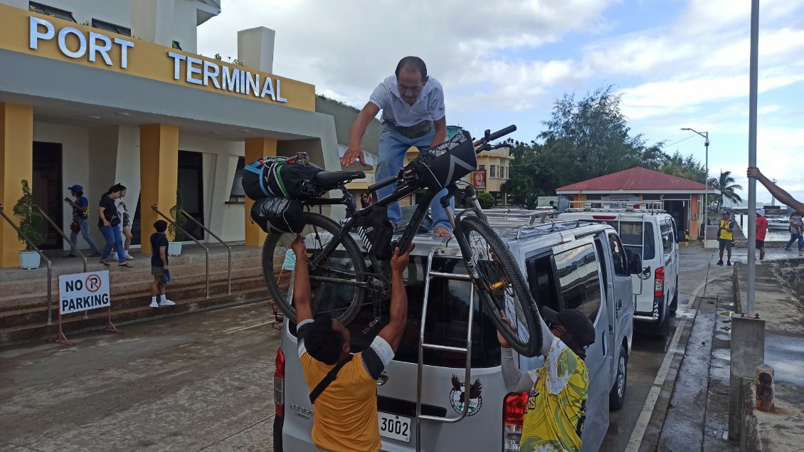 A peine le tour de l'île terminé, il faut prendre un ferry pour revenir sur l'île de Tablas, puis un van de San Augustin à Odiongan, puis un autre van pour Santa Fe. Bref encore une journée bien chargée avec le sentiment de vivre deux journées en une.