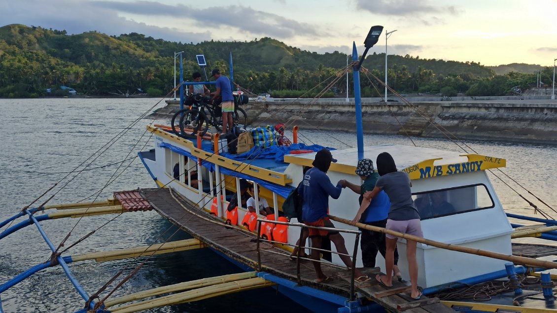 Au petit matin du jour suivant, les transports continuent avec un bateau de Santa Fe à Caticlan.