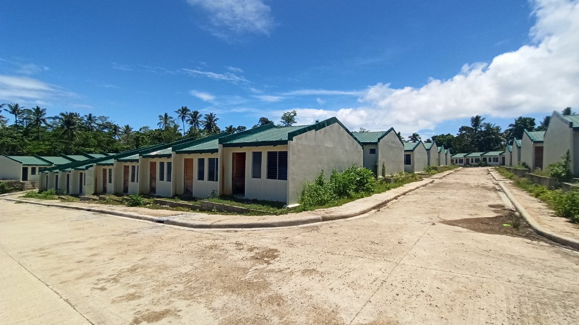 Ces maisons sont destinées à ceux qui n'en ont pas. Ce n'est pas un cas isolé aux Philippine. En l'occurrence ce projet semble être un échec, car la plupart des maisons sont à l'abandon.