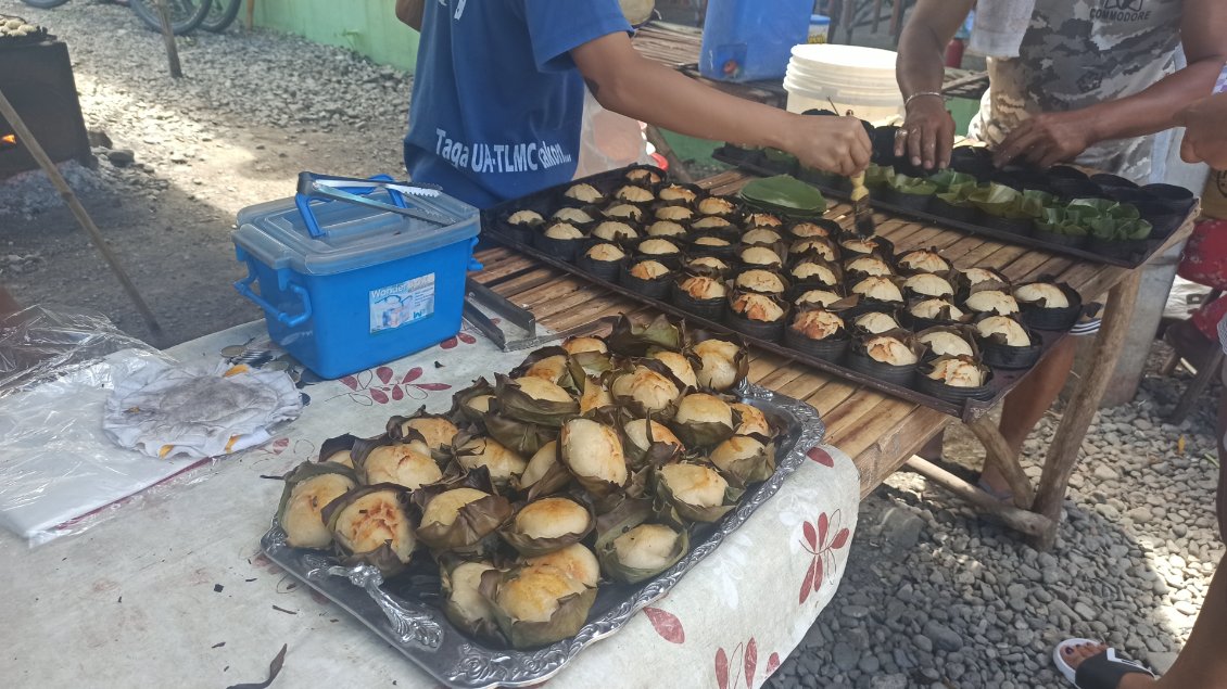 Deux kilomètres plus loin, impossible de résister aux bibingkas (gâteaux de riz). Décidément cette itinérance est à la fois gustative et sportive :-)