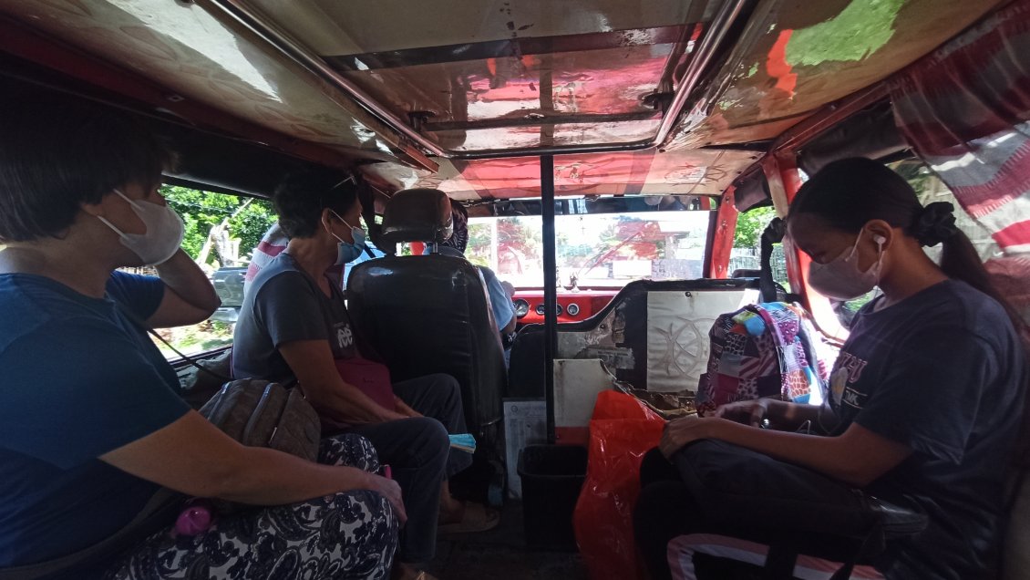 La suite c'est plusieurs transports, avec les vélos sur le toit ou en soute, pour rejoindre la ville de Kalibo.