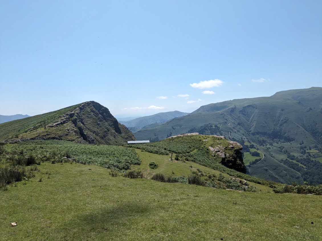 En bas à gauche, c'est l'ombre d'un vautour qui passe devant le soleil.