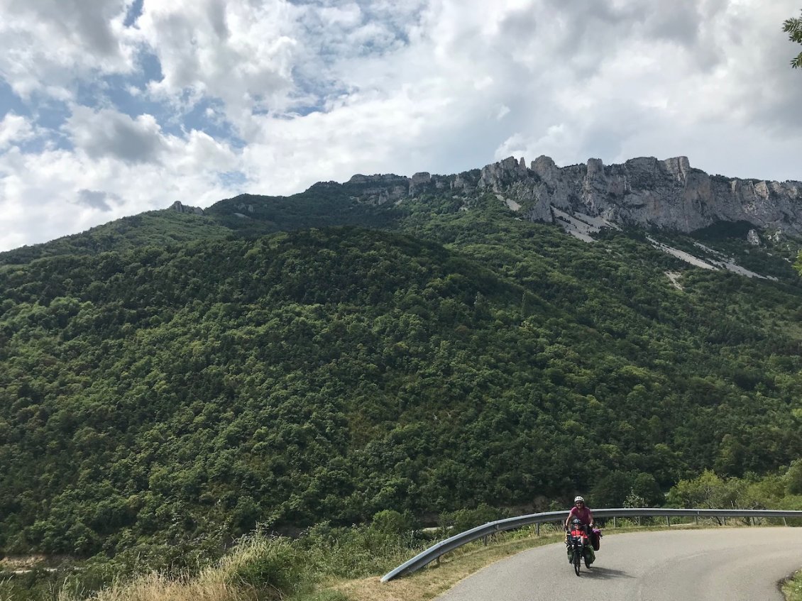 Jour 2 : sur la route du col de Menée... les vautours de Tussac doivent sûrement nous avoir à l'oeil !