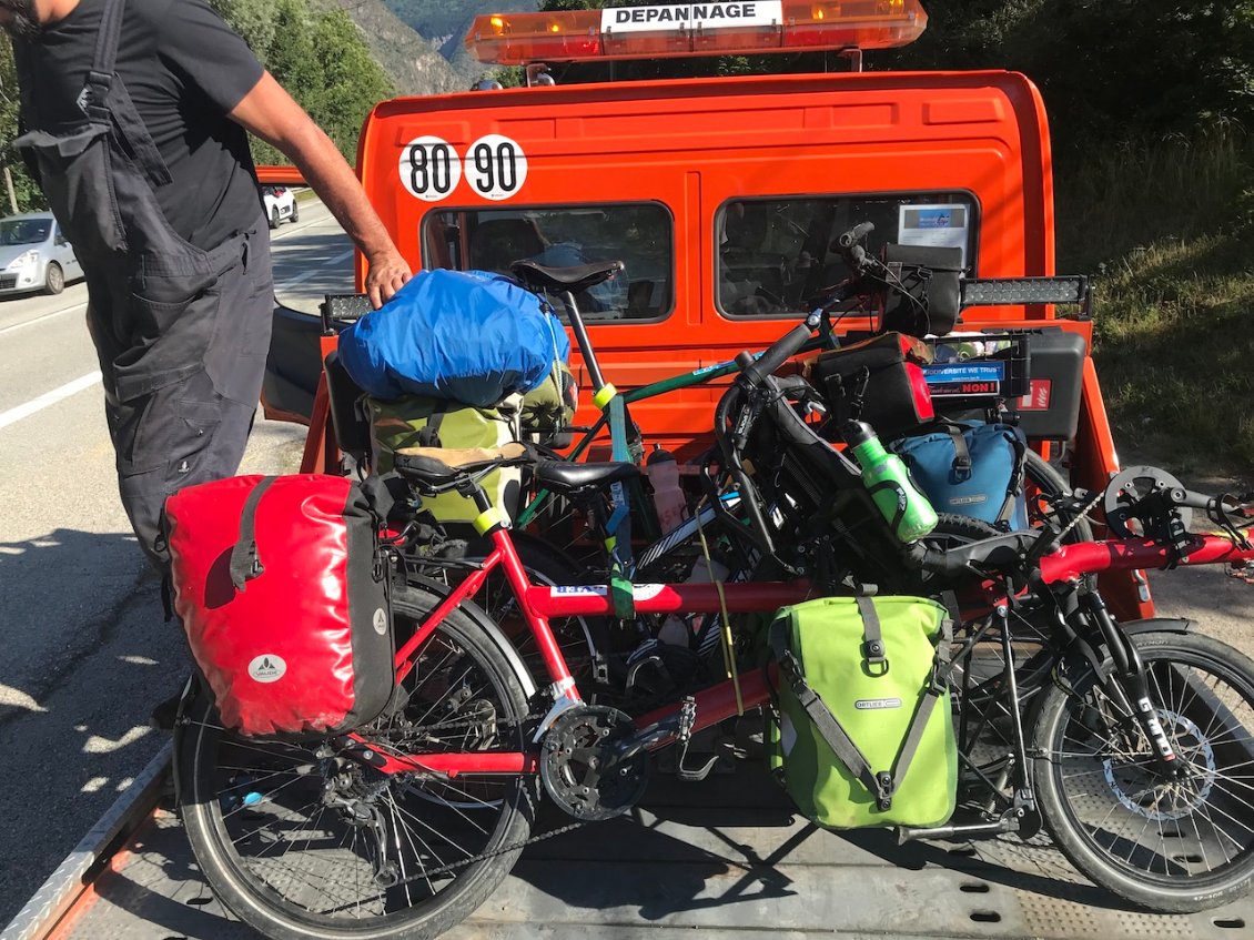 Jour 5 : la correspondance de bus est ratée ! On tente une opération inédite : le stop avec les vélos ! La chance nous sourit en 10 minutes grâce à Bertrand garagiste, merci à toi !!