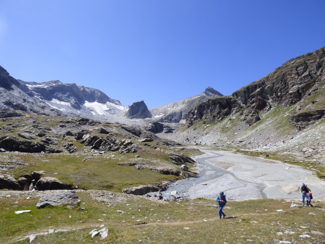 Jour 12 : lacs blancs sous le Pas de la Coche (au fond de la photo : le col sommeiller)