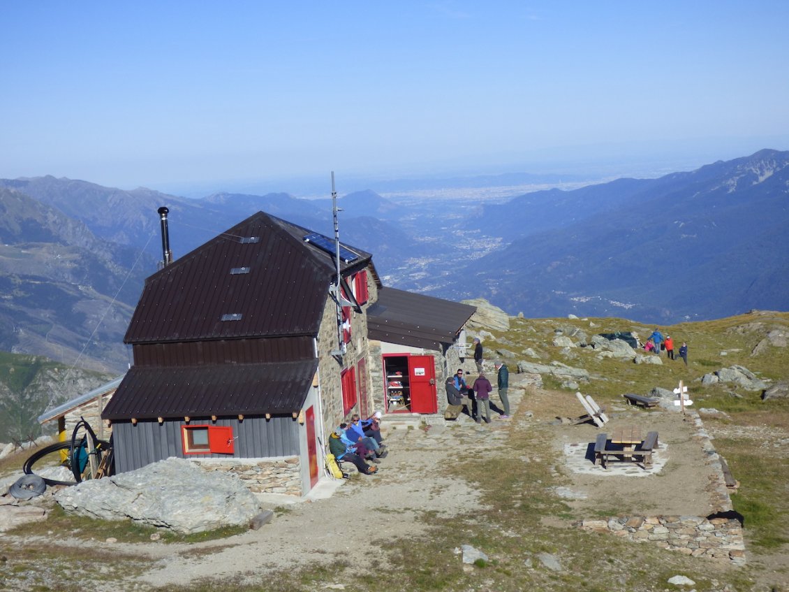 Jour 12 : arrivée au rifugio Vaccarone... Turin en ligne de mire dans le fond de la vallée