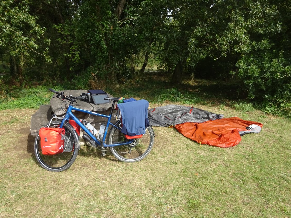 Je profite des quelques rayons de soleil pour sécher la tente et mes vêtements. C'était d'ailleurs mon 1er bivouac au bord d'un étang près d'Amboise. 