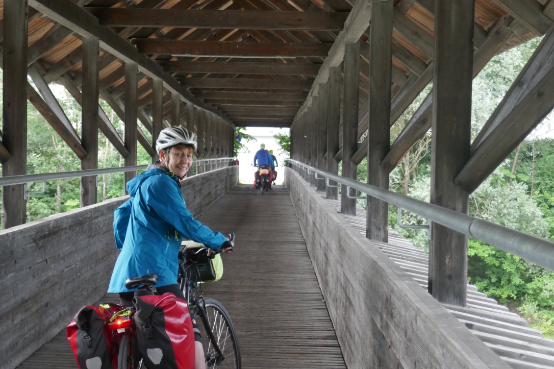 Premier pont en bois réservé aux vélos. Il y en aura beaucoup d'autres.