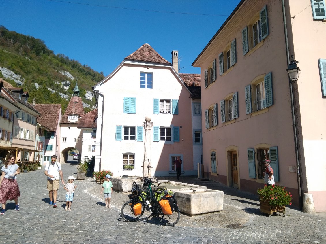 Arrivée sur la place du village médiévale de St Ursanne