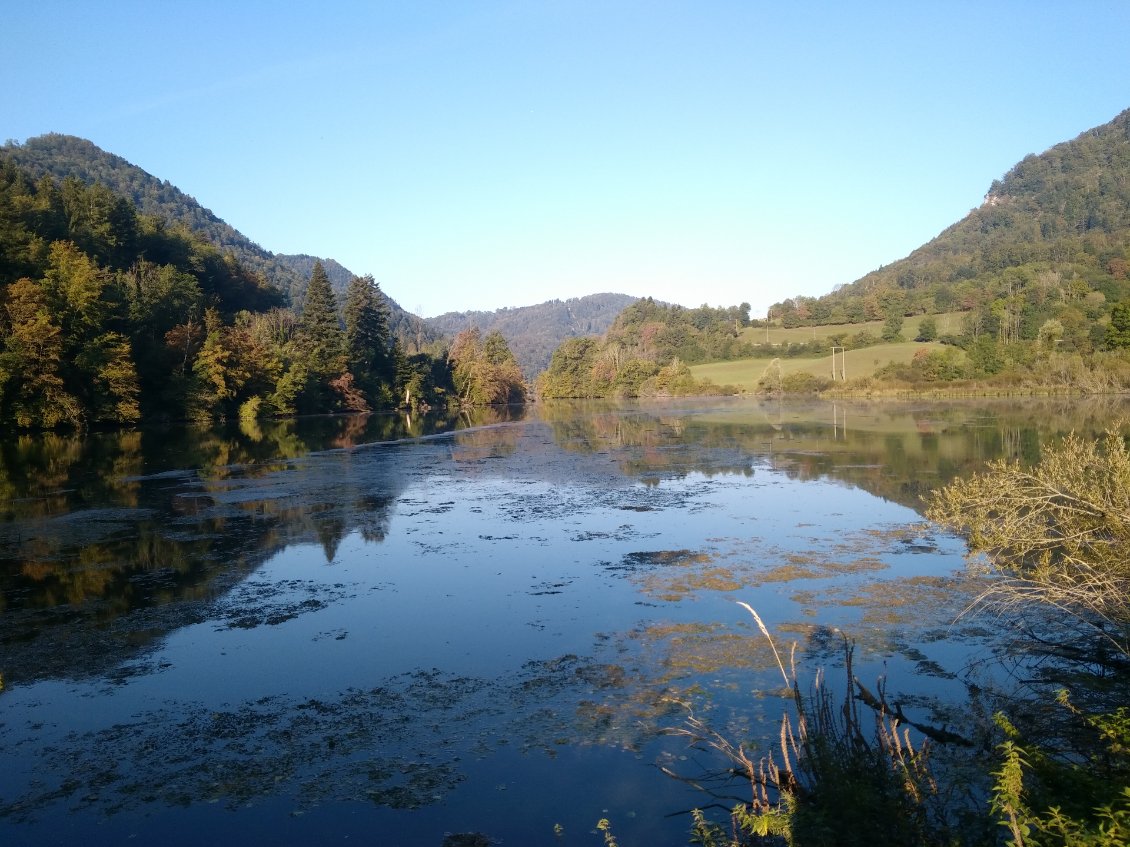 Retenue sur le Doubs avant la montée sur Courtefontaine