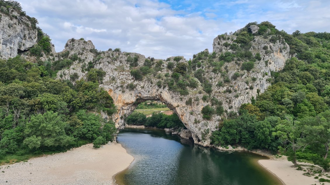 J4: Des Gorges de l'Ardèche à peu après Beaulieu