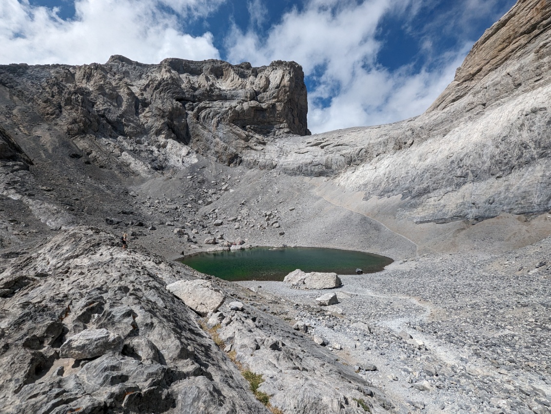 Et le voici, enchâssé dans un petit cirque. En face la montée au col du Cilindre, et à gauche le Cilindre de Marboré