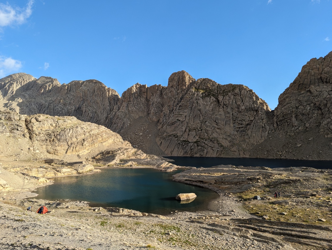 Le lac du Marboré et au fond l'étroite et raide brèche de Tuquerouye