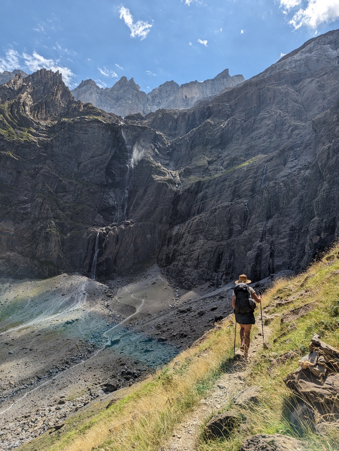 En s'élevant au fond du cirque de Gavarnie, vue sur la cascade au pied de laquelle les plus courageux des visiteurs se rendent (nombreux en ce 14 août)