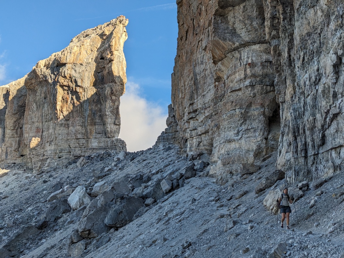 Bascule côté sud, juste de l'autre côté de la brèche. Le sentier aérien commence.