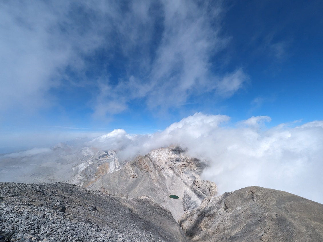 Au sommet du mont Perdu, il est tout petit le lac !