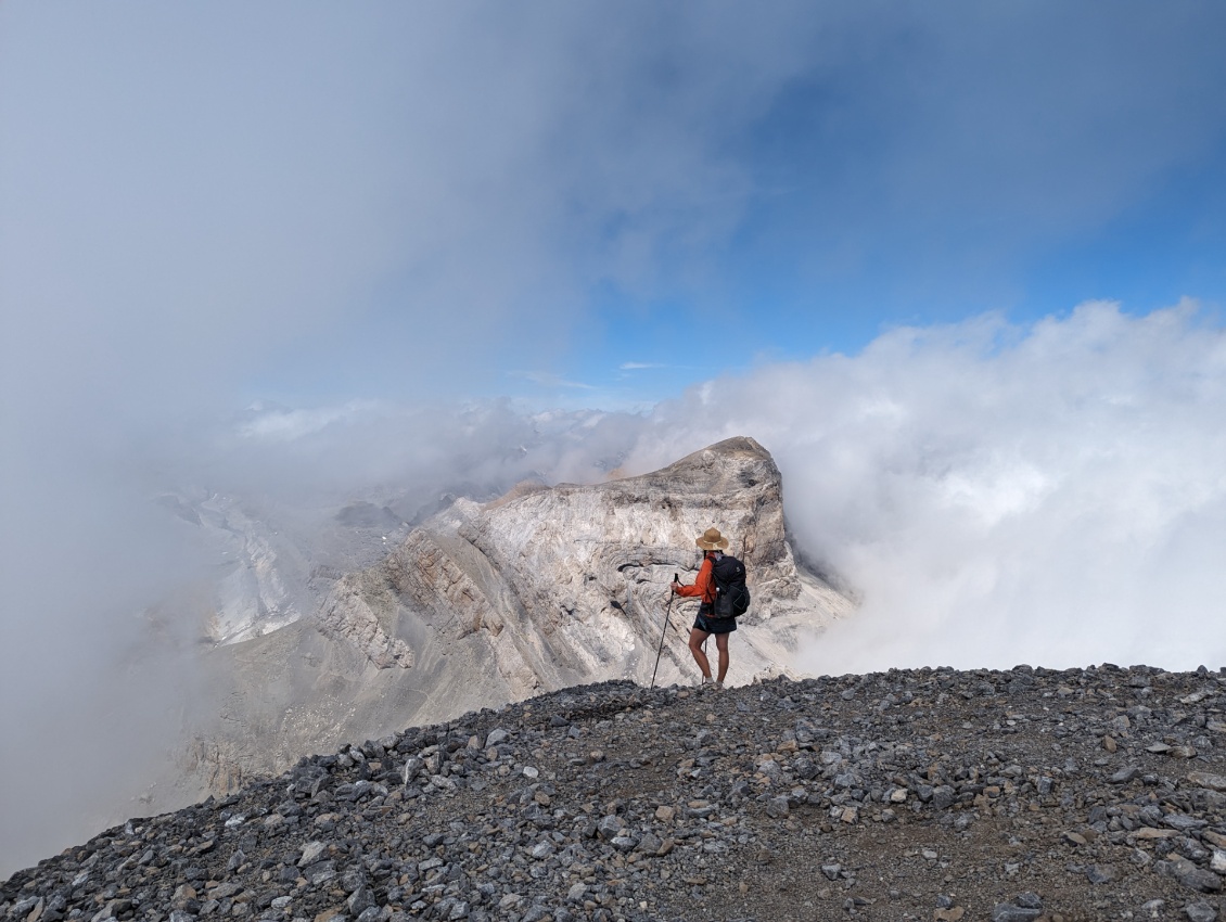 Au sommet du mont Perdu, cache-cache avec les nuages.