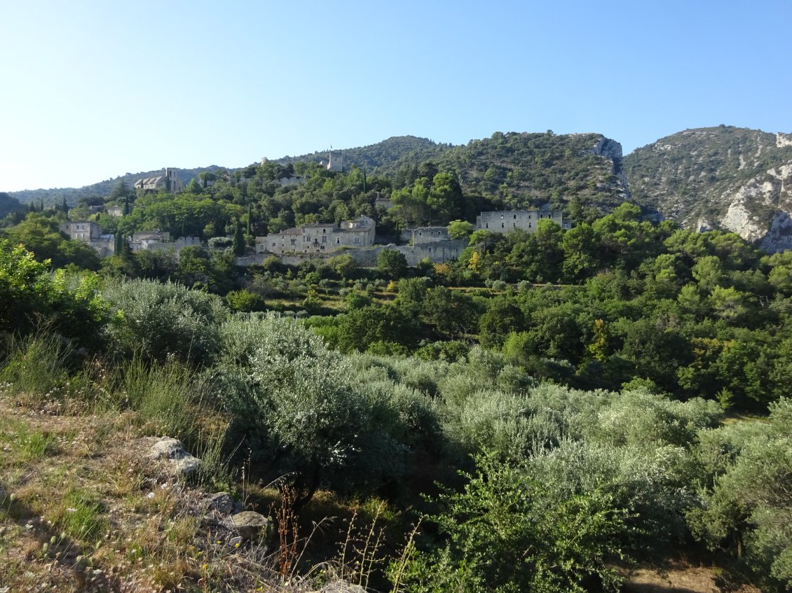 Les premiers oliviers et villages perchés du Lubéron apparaissent. Magnifique !