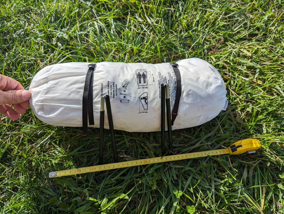 Le petit (mais pas trop) sac de rangement. Sur la photo, également les deux petits mâts utilisés pour relever la partie basse de la tente.