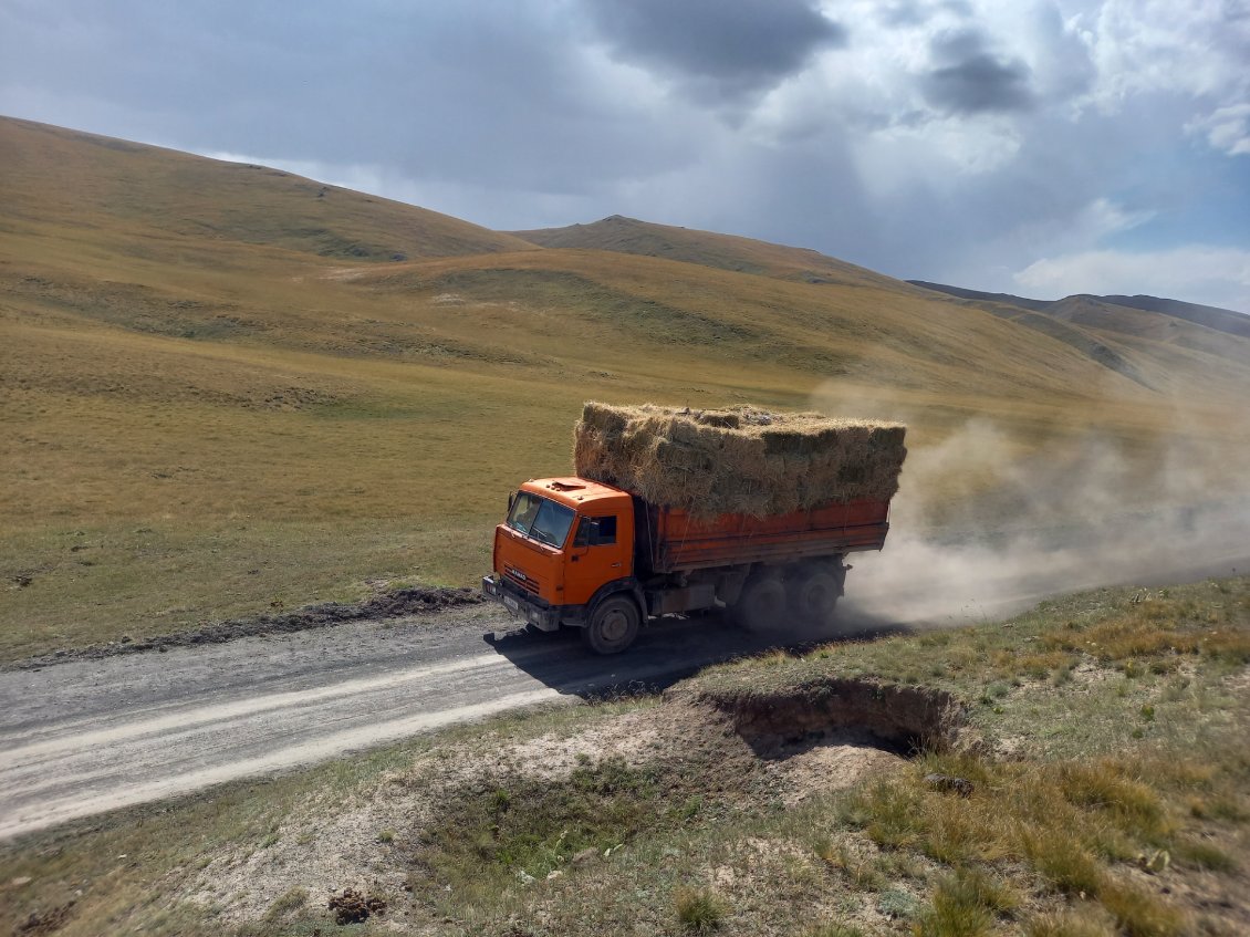 retour plus conventionnel par la piste - non je suis Française- et dans ce camion -ils étaient joyeux - la faute à l'alcool et à l'américain -